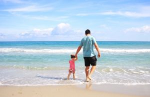 Vater und Sohn am Strand in der Toskana